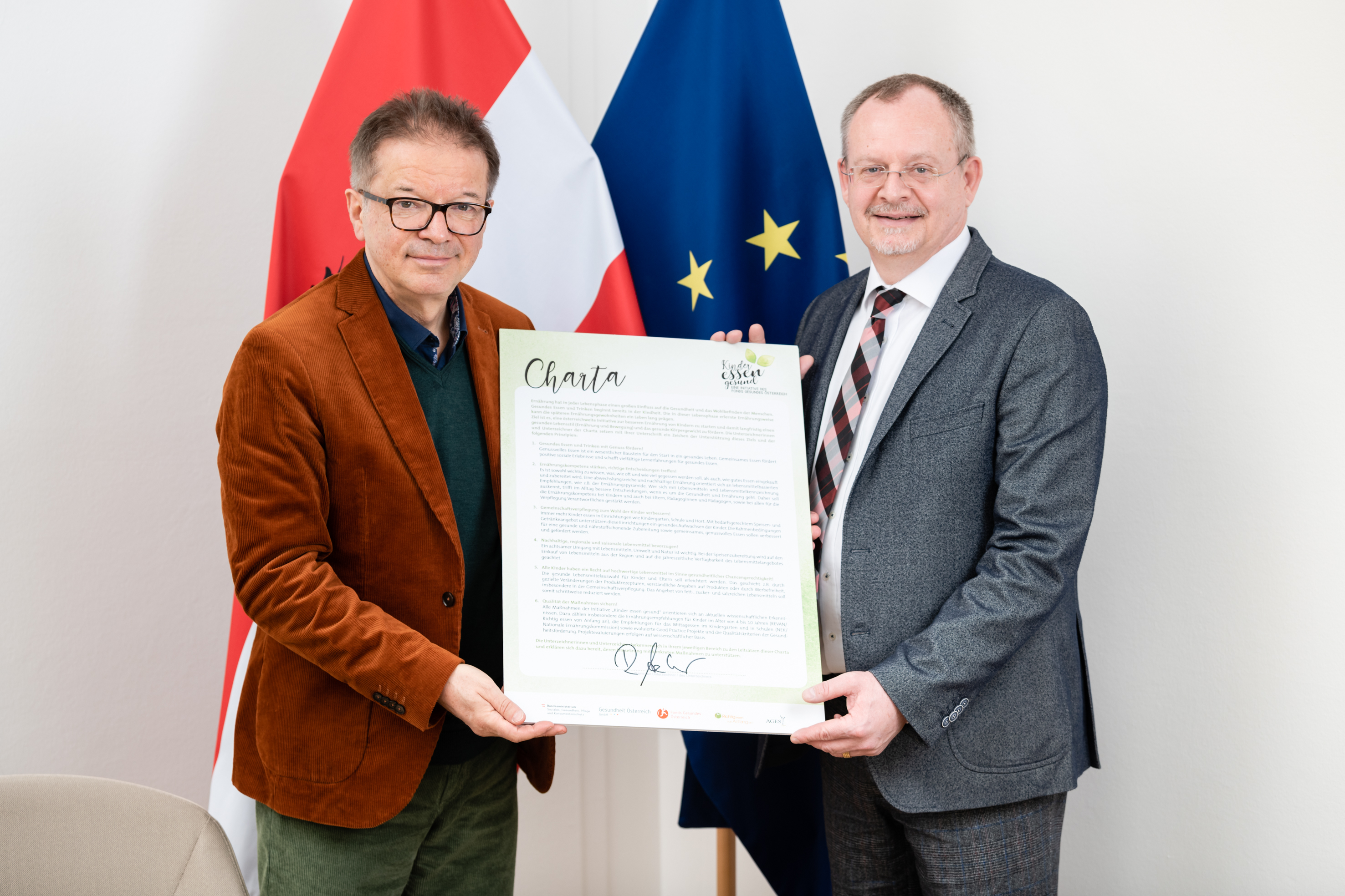 Gesundheitsminister Rudi Anschober und der Leiter des Fonds Gesundes Österreich (FGÖ), Dr. Klaus Ropin, präsentieren die unterschriebene Charta „Kinder essen gesund“.