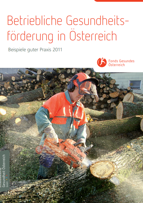 Forstarbeiter schneidet mit Motorsäge Holz