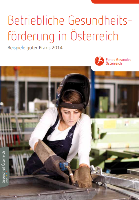 Frau beim Schweißen von Metall.