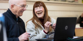 Zwei ältere Menschen vor einem Laptop