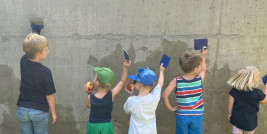 Kinder beim Ausbessern einer Wand