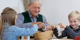 Alter Mann mit Kindern beim Basteln