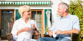 Ältere Frau und Mann trinken gemeinsam Kaffee