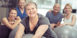 Gruppe von Personen bei Gymnastik