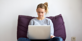 Mädchen mit einem Laptop