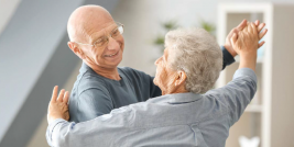 Ein älteres Paar tanzt