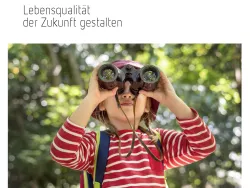 Kind blickt mit dem fernglas in die Zukunft