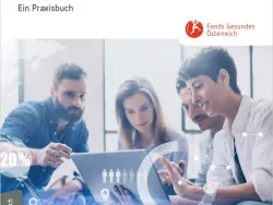 Junge Mitarbeiter arbeiten mit Laptops gemeinsam an einem Projekt