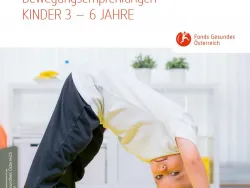 Bub macht eine Brücke am Boden