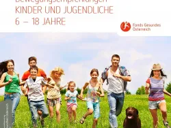 Kinder und Jugendliche laufen mit einem Hund über die Wiese