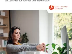 Frau streckt sich im Home-Office am Schreibtisch sitzend © Halfpoint / stock.adobe.com