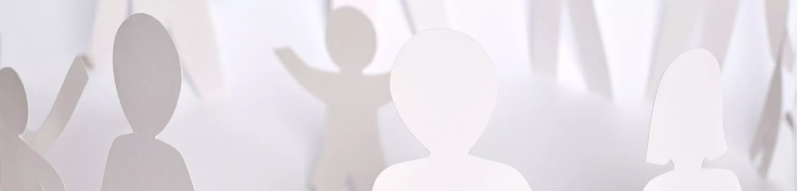 Papiermännchen die in einem Kreis stehen und tanzen