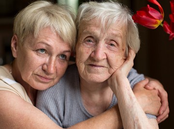 Zusammenhalt tut gut - Frau umarmt ältere Frau