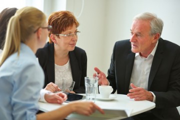 Foto: Drei Menschen sprechen miteinander