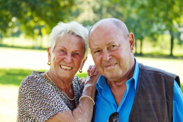 Glückliches Paar älterer Personen