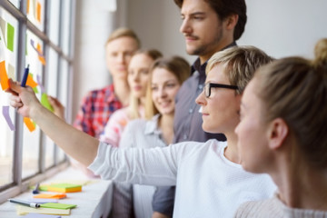 Gruppenarbeit mit Post its