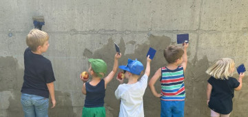 Kinder beim Ausbessern einer Wand