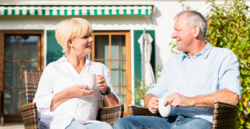 Ältere Frau und Mann trinken gemeinsam Kaffee