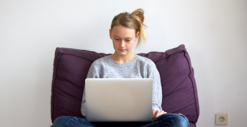 Mädchen mit einem Laptop