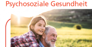 Kind umarmt älteren Mann herzlich