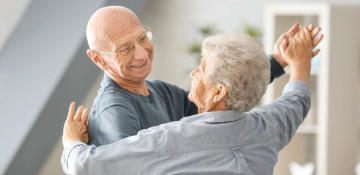 Ein älteres Paar tanzt