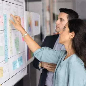 © fizkes 7 AdobeStock Frau und Mann bei einem Flipchart