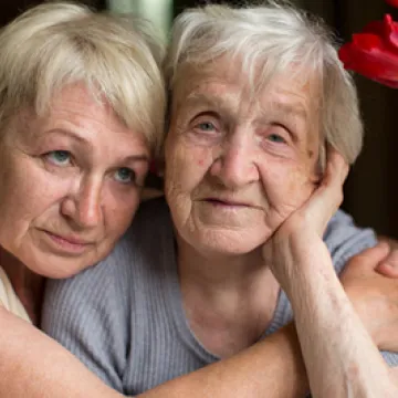 Zusammenhalt tut gut - Frau umarmt ältere Frau