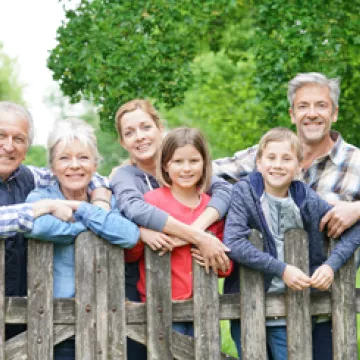 Foto: Eine freundliche Personengruppe am Gartenzaun