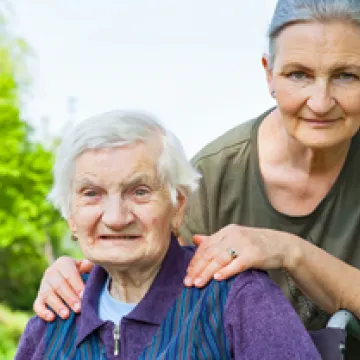 © fotolia Foto: Alte Frau wird von jüngerer Frau umsorgt