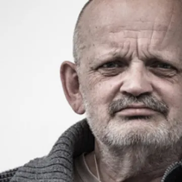 Foto: Mann mit Zigarette in der Hand