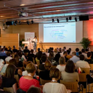 Foto: ein gut besuchter Vortragssaal