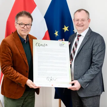 Chartaunterzeichnung HBM Rudi Anschober und Klaus Ropin