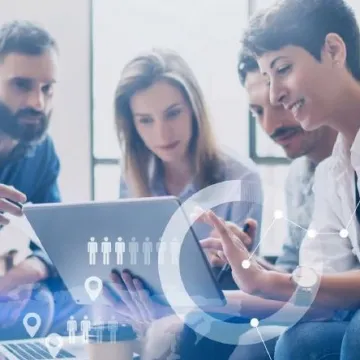 Junge Mitarbeiter arbeiten mit Laptops an einem Projekt