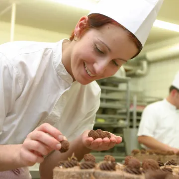 Konditorin dekoriert Torte