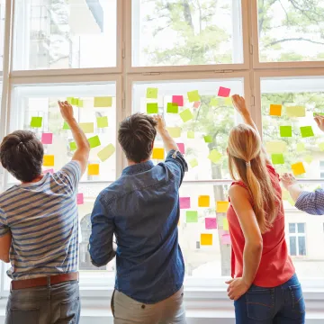 Personen in einer Seminarsituation