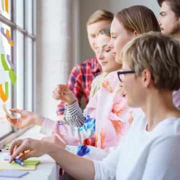 Junge Menschen arbeiten mit Post its im Team (C) fotolia