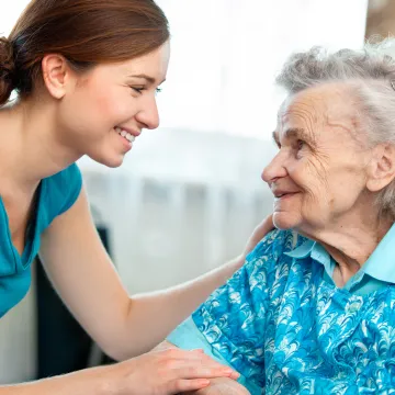 Pflegerin mit alter Frau