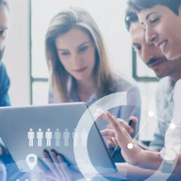 © SFIO CRACHO / stock.adobe.com Menschen mit grafischen Elementen die Digitalisierung ausdrücken