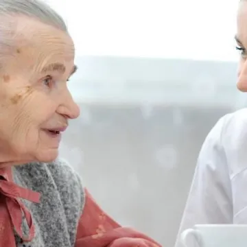 © Alexander Raths/stock.adobe.com Alte Frau mit Pflegerin im Pflegeheim