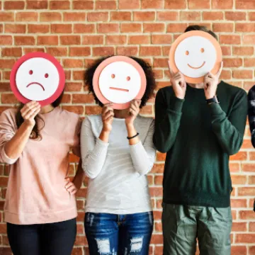 Kinder mit Smileys vor den Köpfen