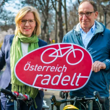 Bundesministerin Gewessler und Bundesminister Rauch mit dem Logo