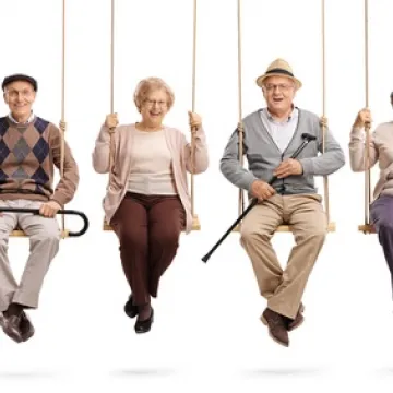 Ältere Menschen auf einer Schaukel