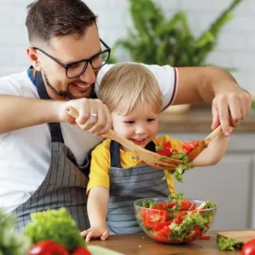 ©_JenkoAtaman_AdobeStock.JPG Mann und Kind kochen