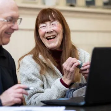 © Centre for Aging Better Zwei ältere Menschen vor einem Laptop