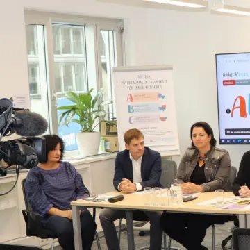 Podium der Pressekonferenz