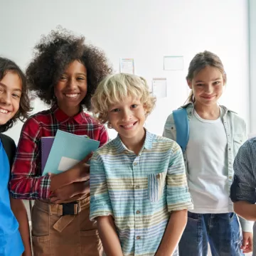 © insta_photos / AdobeStock.com 5 Kinder in einem Schulsetting
