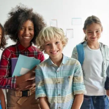 Gruppe von fröhlichen Schülerinnen und Schülern