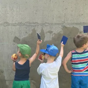 © Fotowettbewerb Gesundheit Österreich GmbH Kinder beim Ausbessern einer Wand