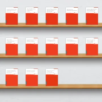 Bücherregal mit Wissensbänden