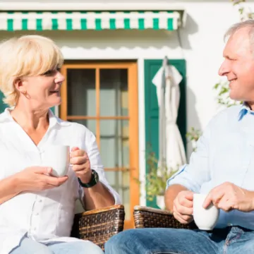 Ältere Frau und Mann trinken gemeinsam Kaffee